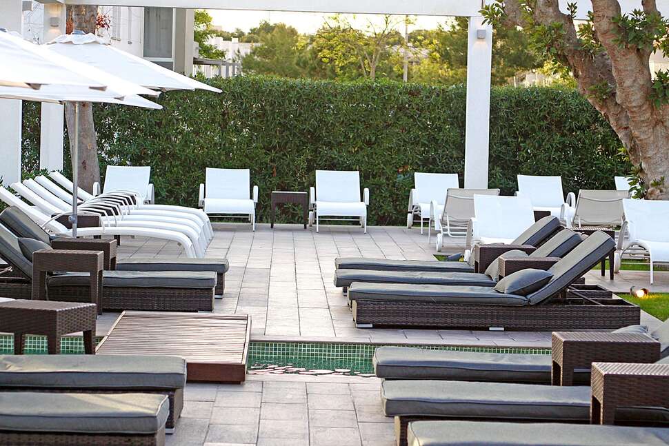 Een foto van het terras bij BG Caballero Hotel
