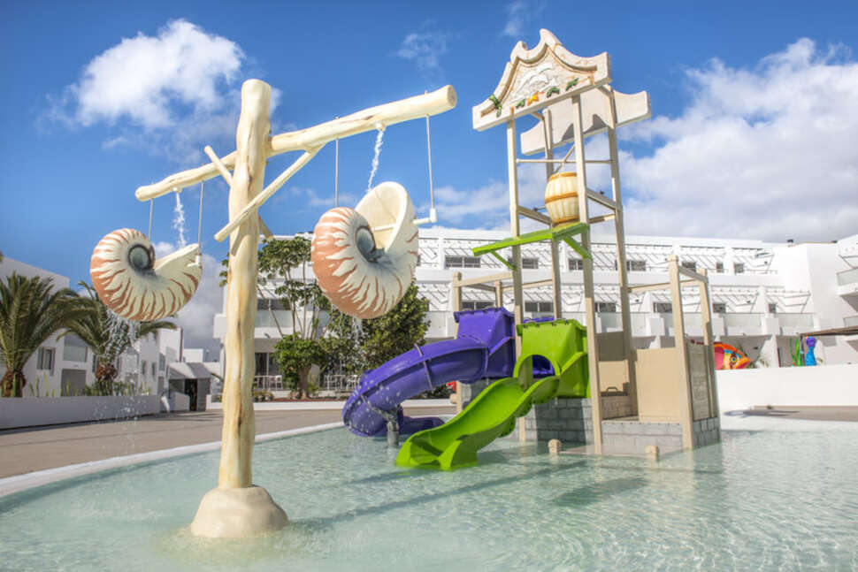 Een foto van het zwembad bij Sentido Aequora Lanzarote Suites