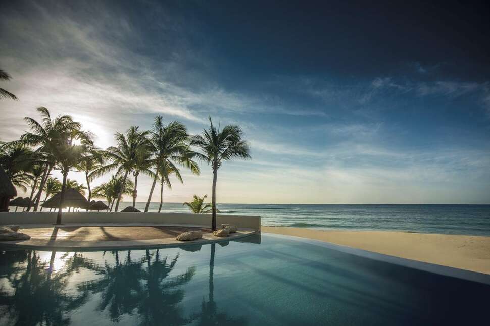 Een foto van het zwembad bij Mahekal Beach Resort