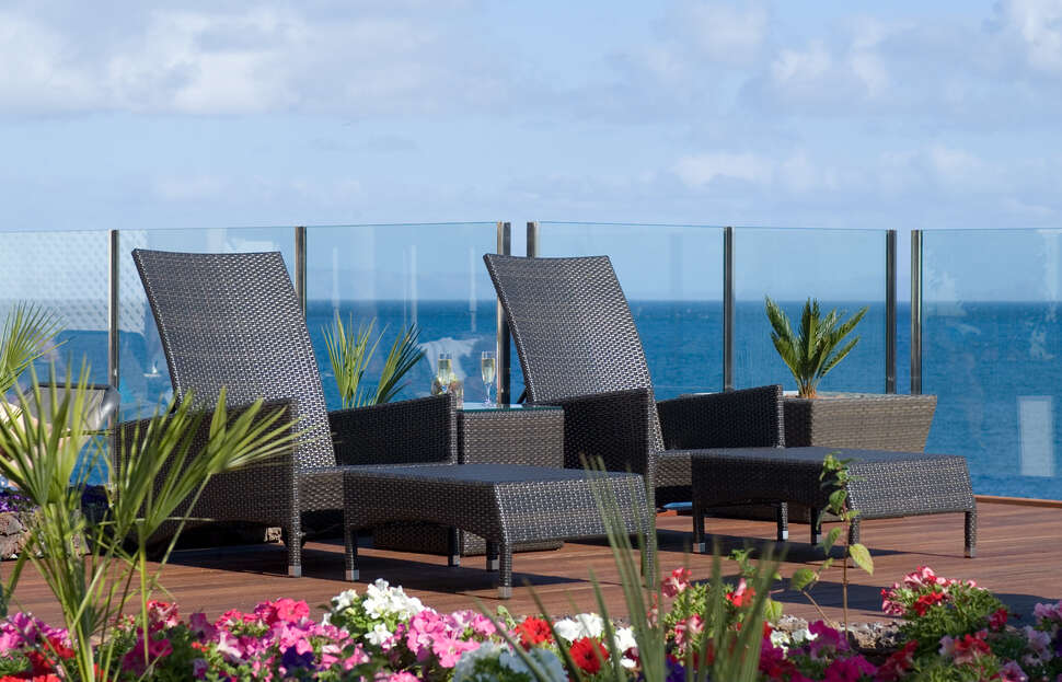 Een foto van het terras bij Pestana Carlton Madeira