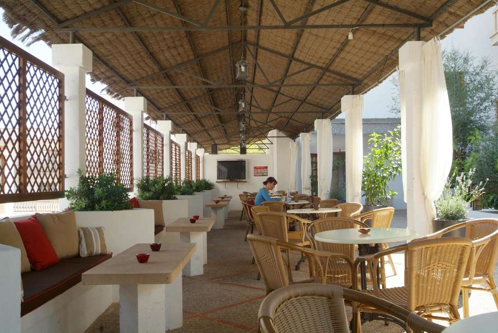 Een foto van het terras bij Pinos Playa Hotel
