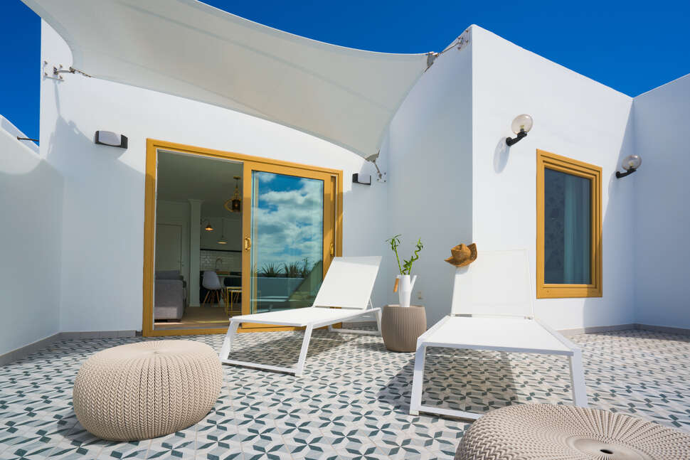 Een foto van het terras bij La Concha Boutique Appartementen