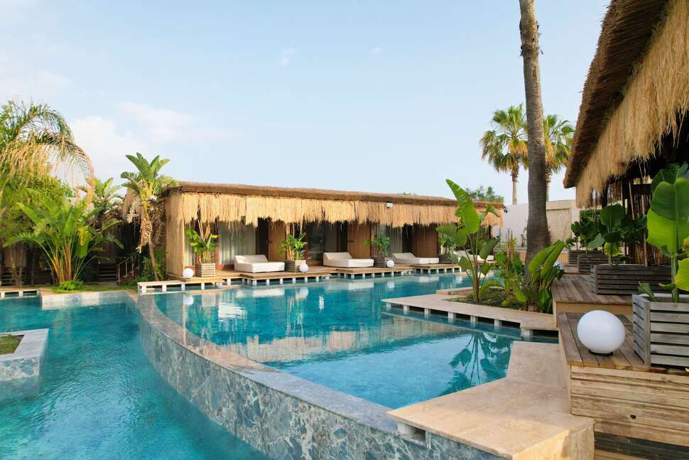Een foto van het zwembad bij Flora Garden Beach Hotel