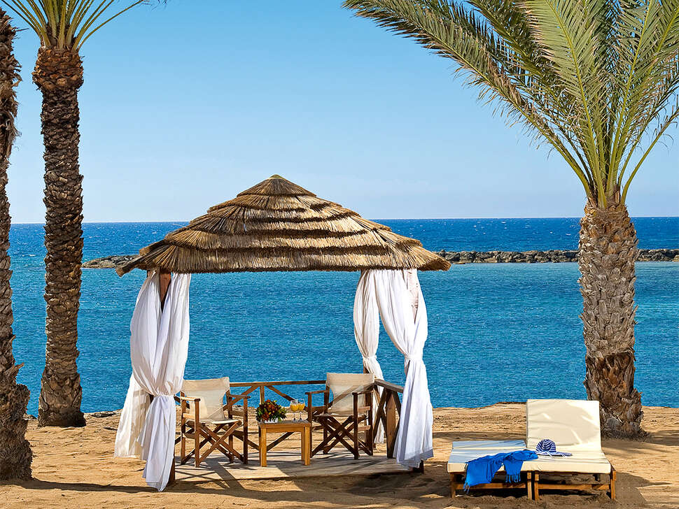 Een foto van het terras bij Constantinou Bros Athena Royal Beach Hotel