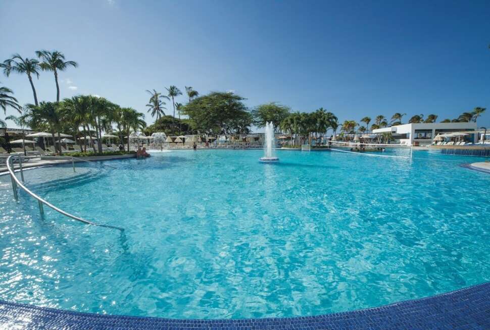 Een foto van het zwembad bij Riu Palace Antillas