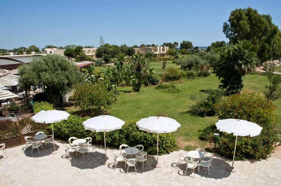 Een foto van het terras bij VOI Arenella Resort