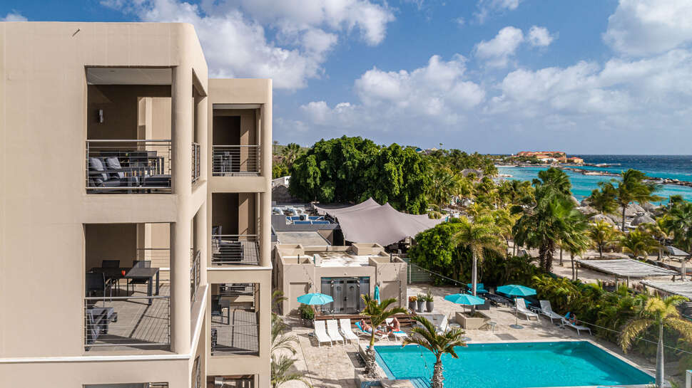 Een foto van de buitenkant van The Kontiki Beach House