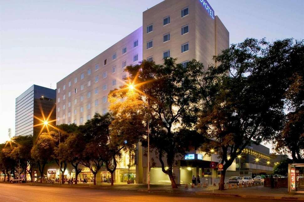 Een foto van de buitenkant van Hotel Novotel Sevilla