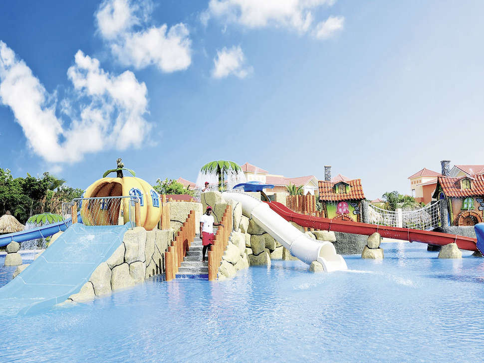 Een foto van het zwembad bij Grand Bahia Principe Turquesa