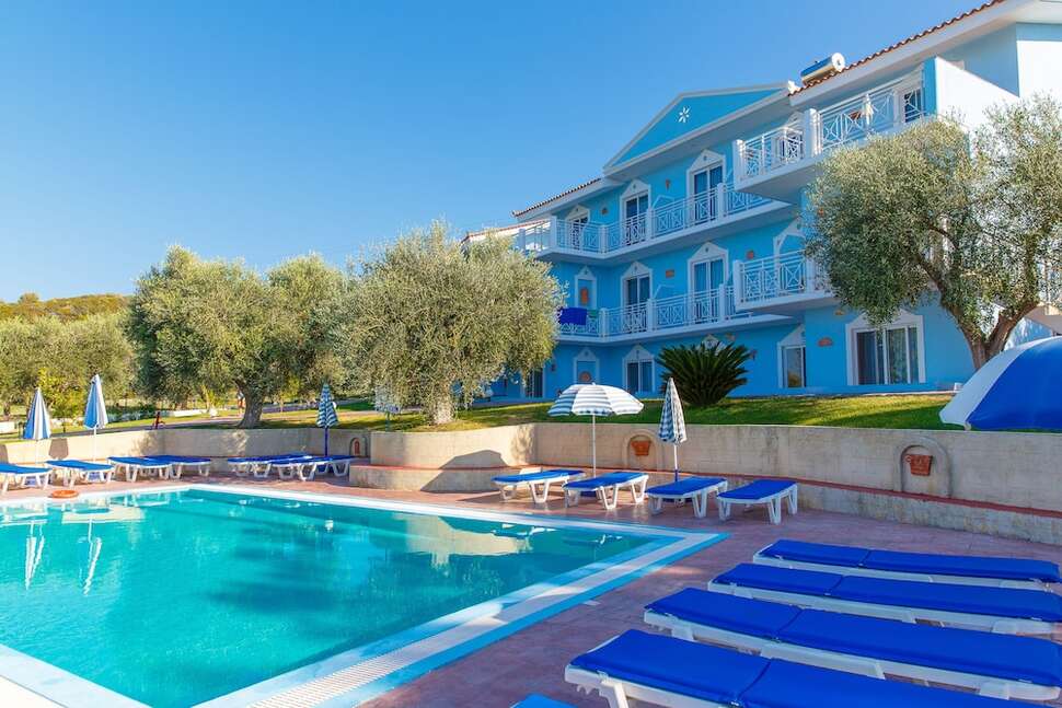 Ein Foto vom Pool im Filoxenia Hotel Tholos