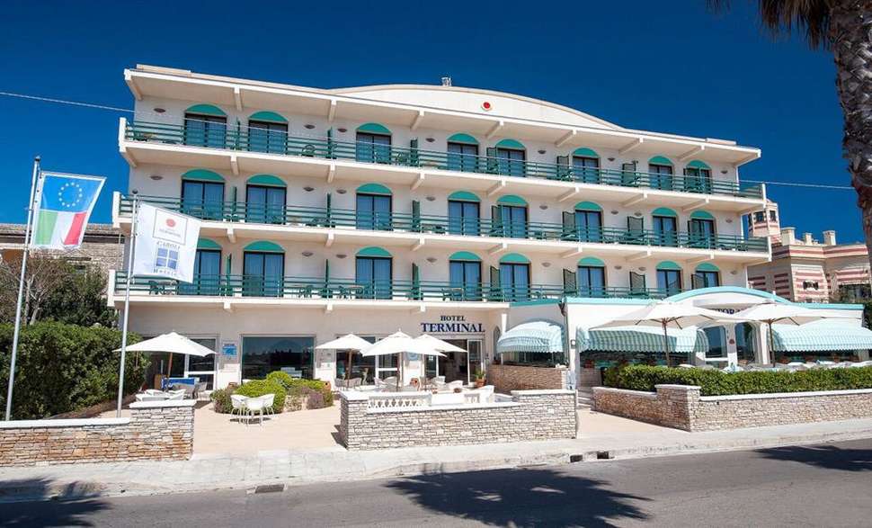 Een foto van de buitenkant van Hotel Terminal