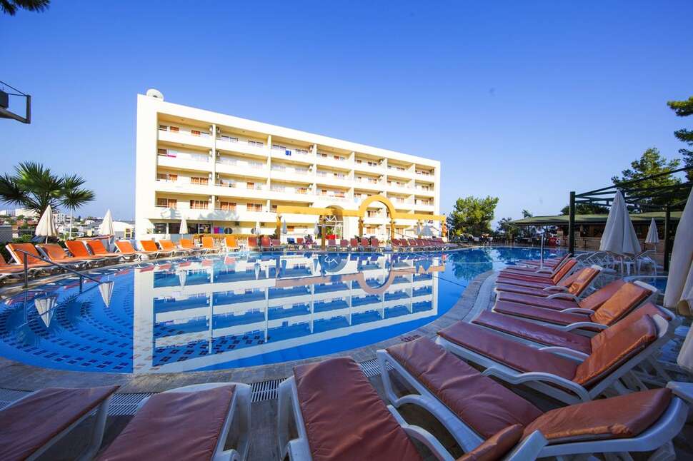Een foto van het zwembad bij Tuntas Family Suites Kusadasi
