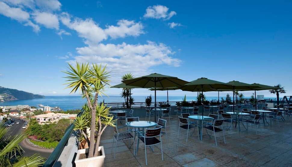 Een foto van het terras bij Hotel Madeira Panoramico
