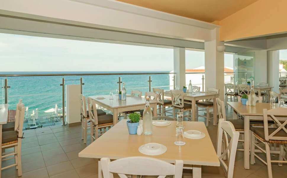 Een foto van het terras bij AluaSoul Zakynthos