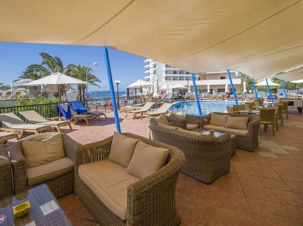 Een foto van het terras bij Hotel Osiris Ibiza