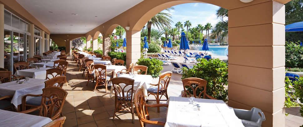 Een foto van het terras bij Hotel Princesa Playa