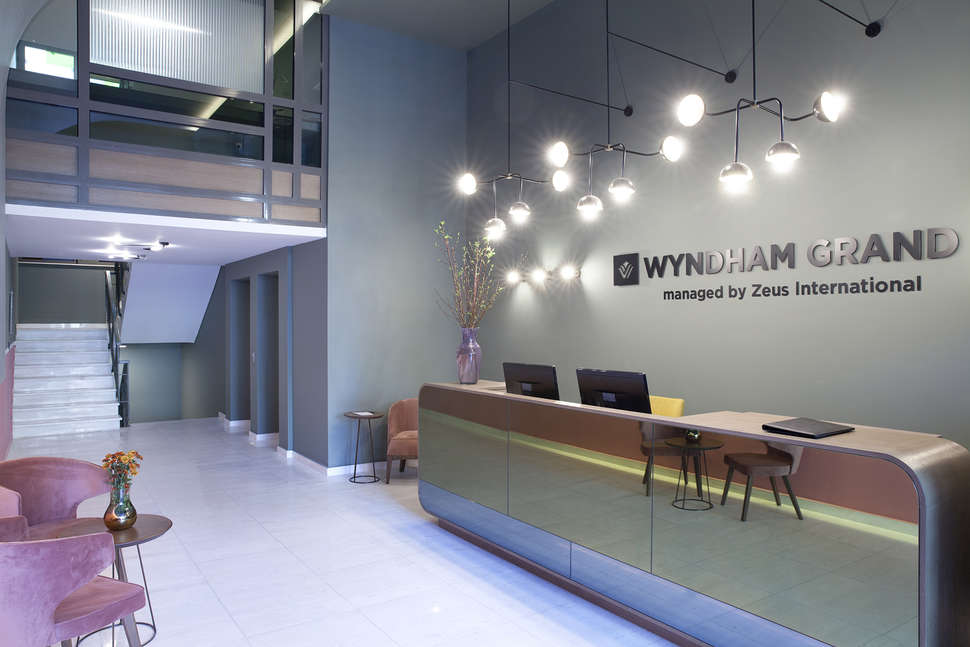 Een foto van het interieur van Zeus Essence Wyndham Athens Residence