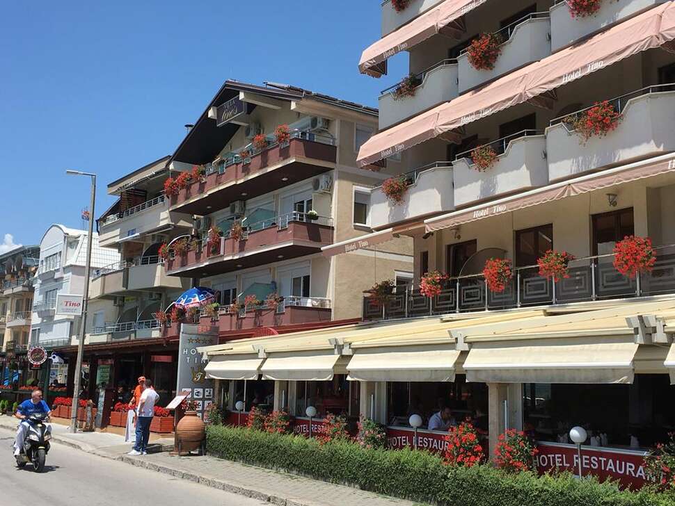 Een foto van de buitenkant van Villa Tino Pub