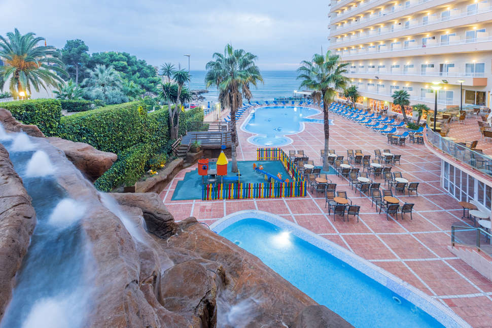 Een foto van het zwembad bij Hotel Cala Font