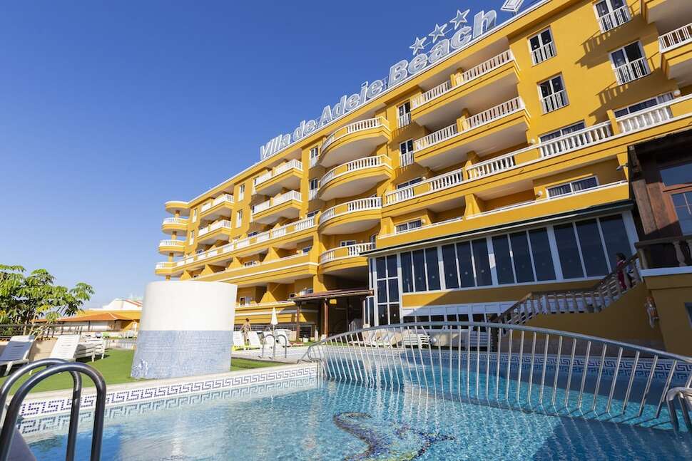Een foto van het zwembad bij Hotel Villa de Adeje Beach