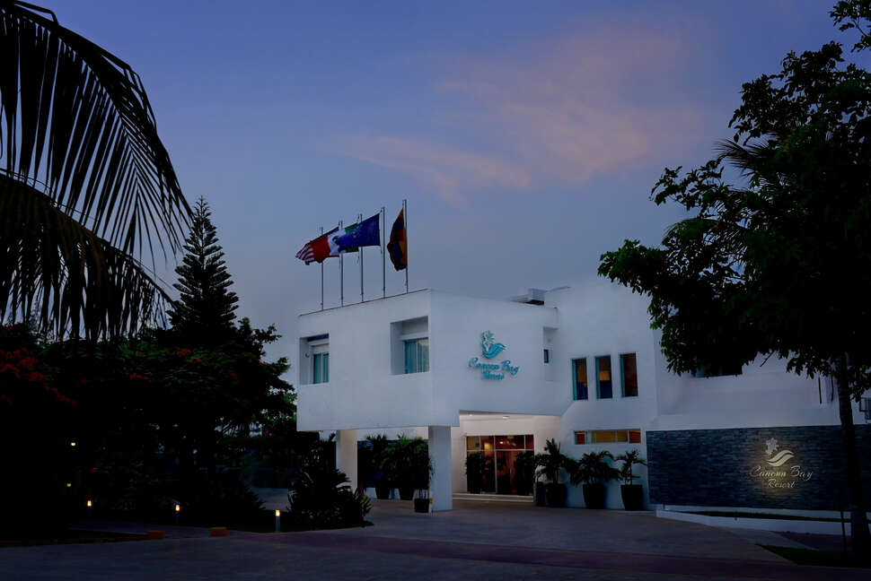 Een foto van de buitenkant van Cancun Bay Resort