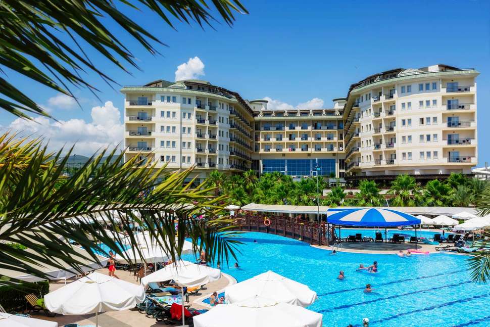 Een foto van het zwembad bij Mukarnas Spa Resort