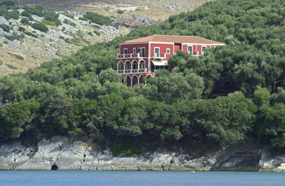 Een foto van de buitenkant van Apraos Bay Hotel