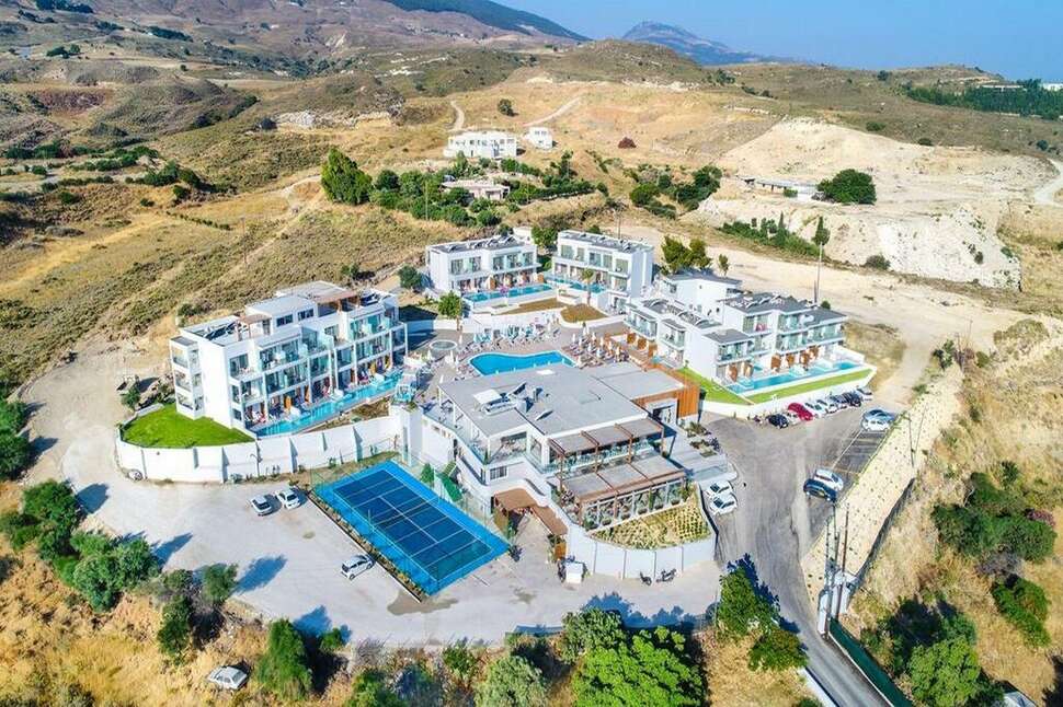 Een foto van de buitenkant van Harmony Crest Resort & Spa