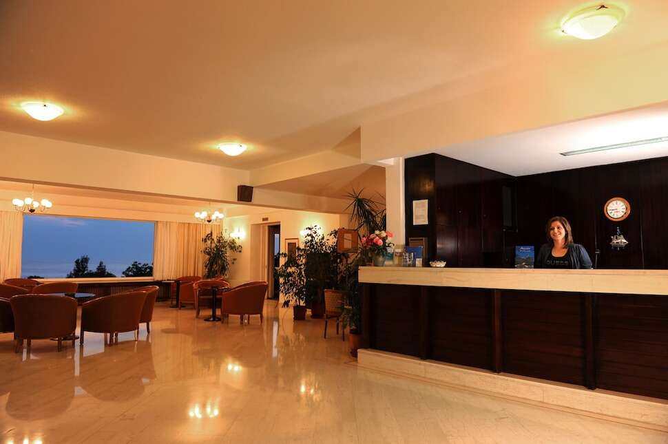 Een foto van het interieur van Delfinia Hotel & Bungalows