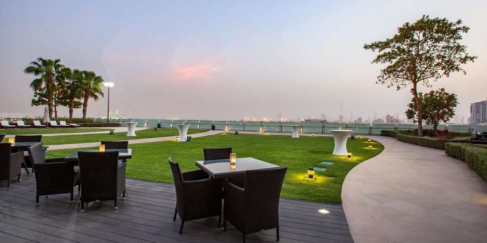 Een foto van het terras bij Crowne Plaza Dubai Festival City