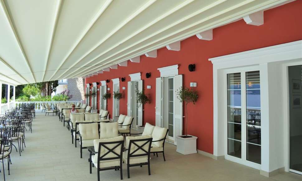 Een foto van het terras bij Aminess Younique Bellevue Hotel