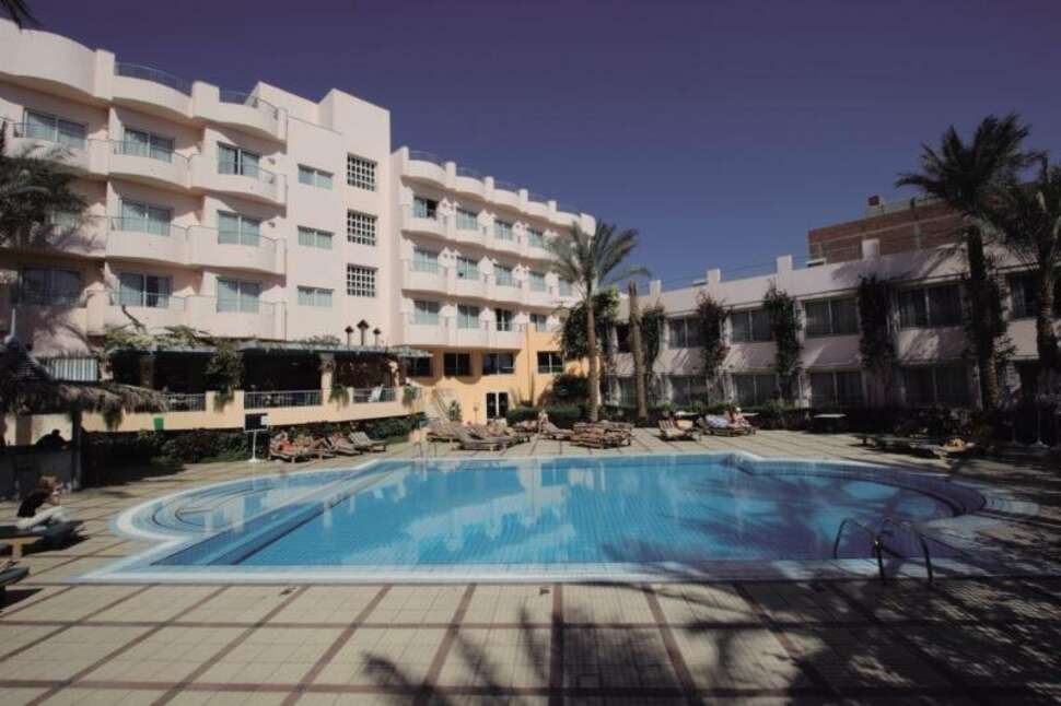 Een foto van het zwembad bij Sea Garden Hotel