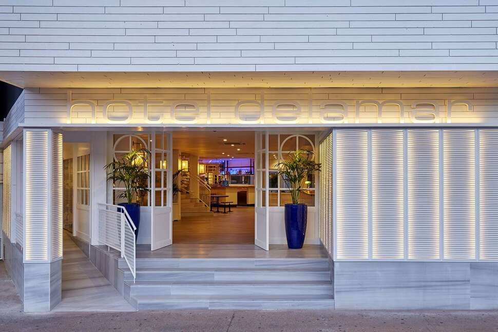 Een foto van de buitenkant van Hotel Delamar