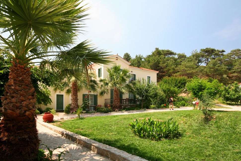 Een foto van de buitenkant van Alma Beach Hotel & Appartementen
