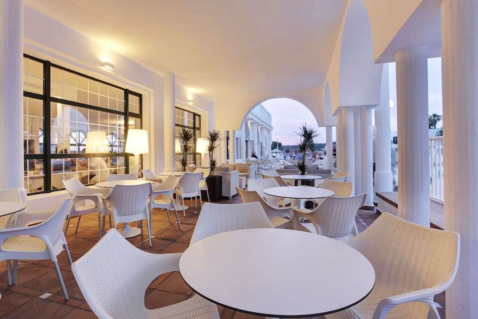 Een foto van het terras bij Grupotel Mar de Menorca