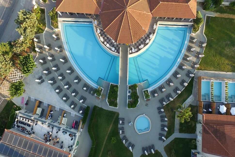 Een foto van het zwembad bij Surreal Exotica Hotel & Spa by Zante Plaza