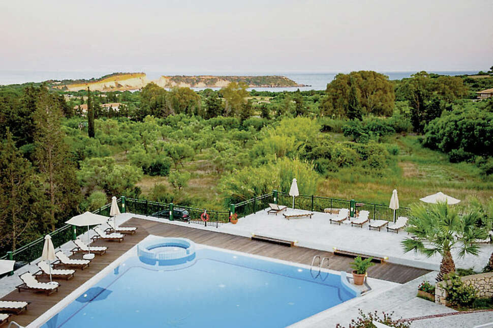 Een foto van het zwembad bij Belvedere Luxury Suites