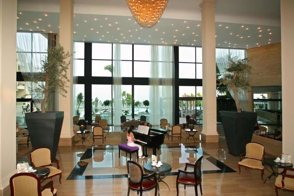 Een foto van het interieur van Grecian Park Hotel