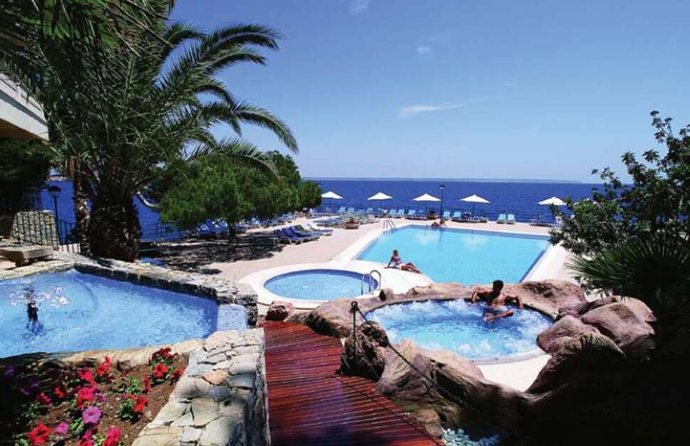 Ein Foto vom Pool im Barcelo Illetas Albatros