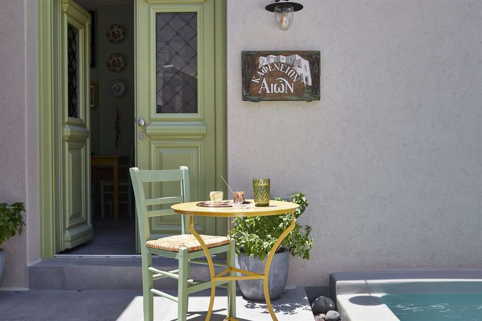 Een foto van het terras bij Aeon Suites