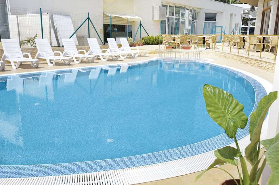 Een foto van het zwembad bij Seabreeze Hotel