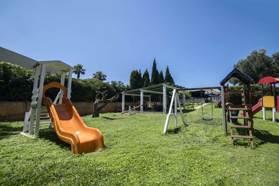 Een foto van het terras bij Delfino Beach Hotel