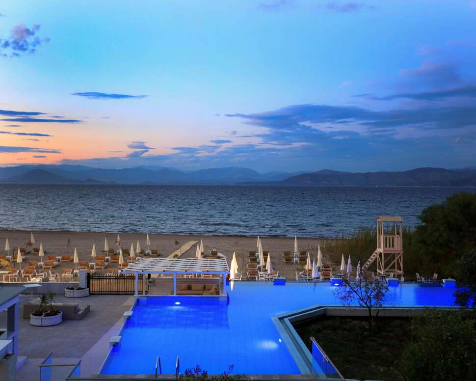 Ein Foto vom Pool im Cavomarina Beach Hotel
