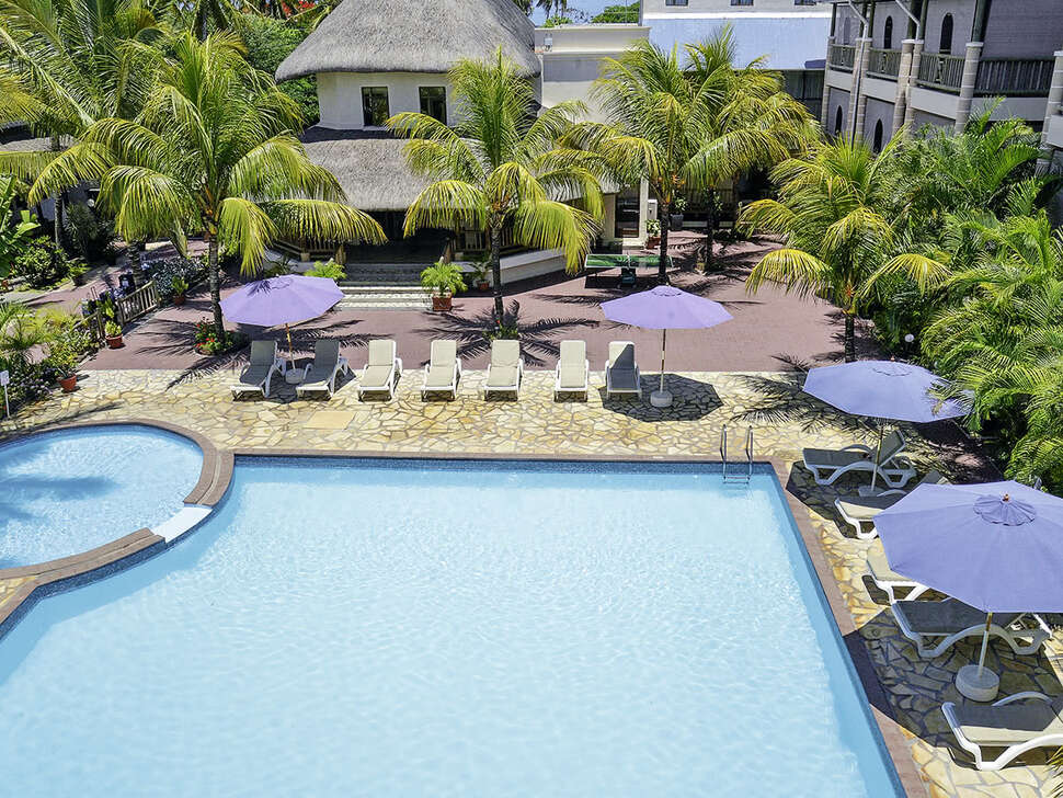 Een foto van het zwembad bij Le Palmiste Resort & Spa
