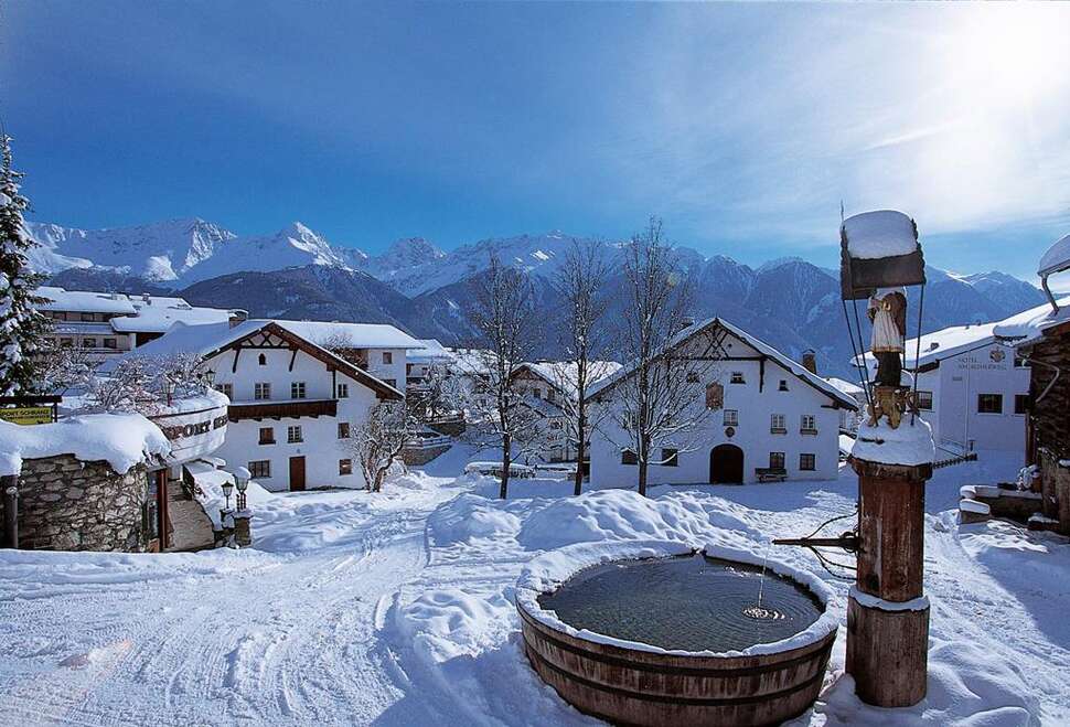 Een foto van de buitenkant van Hotel Chesa Monte