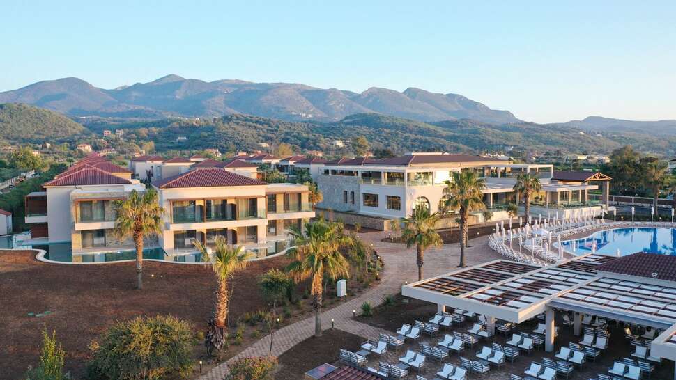 Een foto van de buitenkant van Almyros Beach Hotel