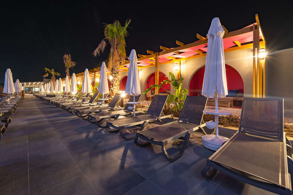 Een foto van het terras bij Hotel The X Belek