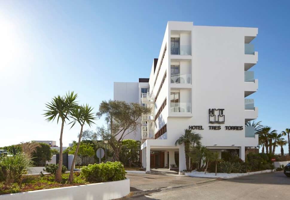 Een foto van de buitenkant van Hotel Tres Torres