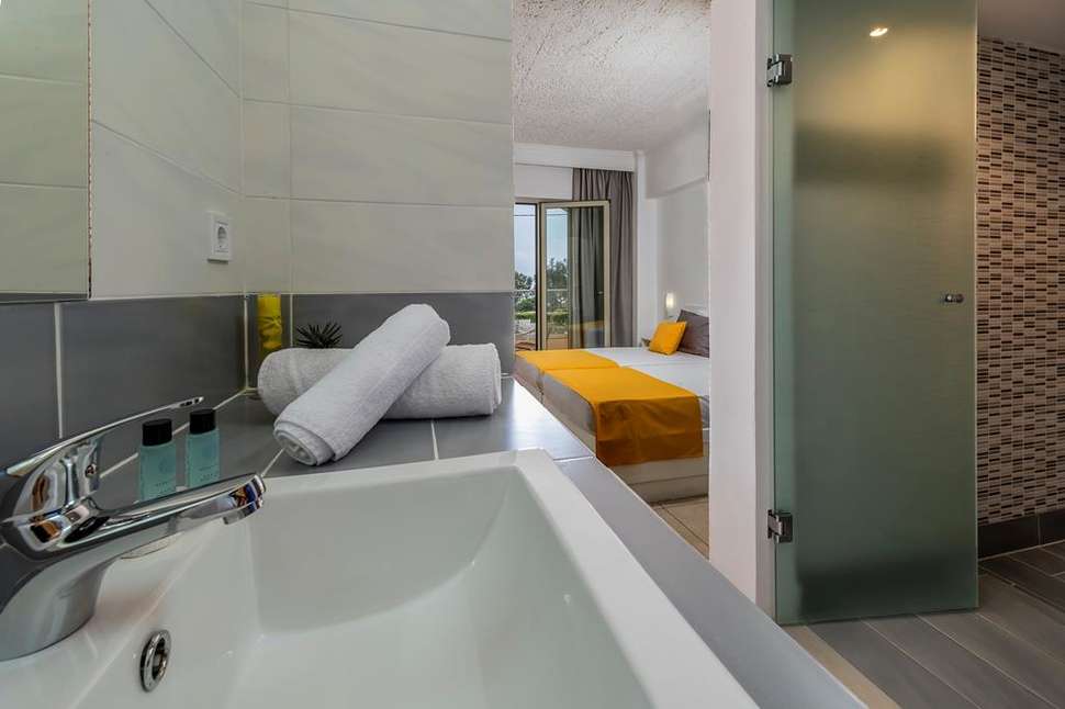 Een foto van Niriides Beach Hotel
