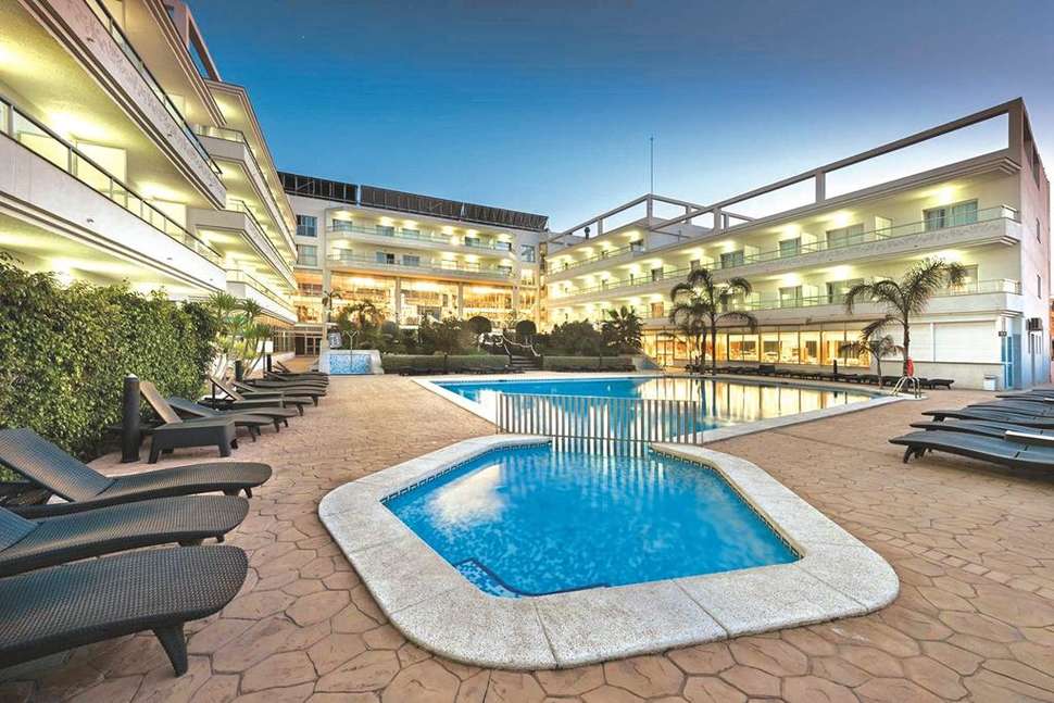 Een foto van het zwembad bij Sun Palace Albir